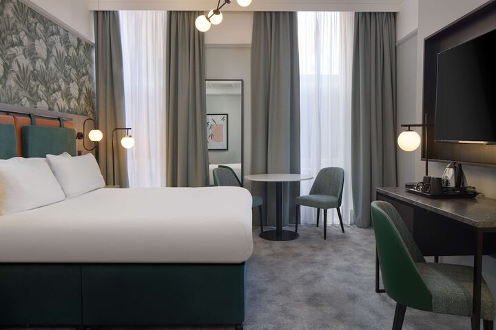 Room 25 of 182