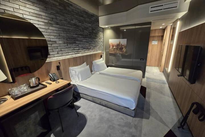 Room 16 of 46