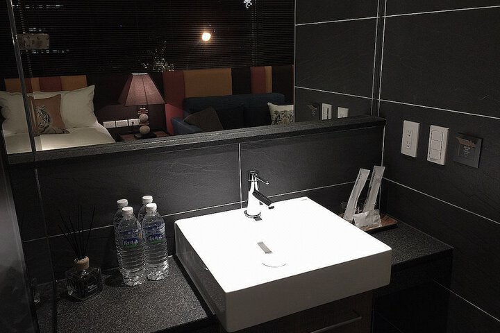 Room 32 of 35