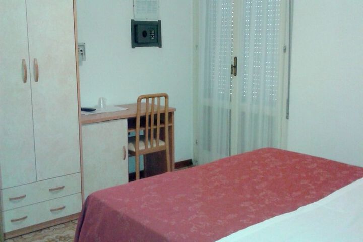 Room 4 of 33