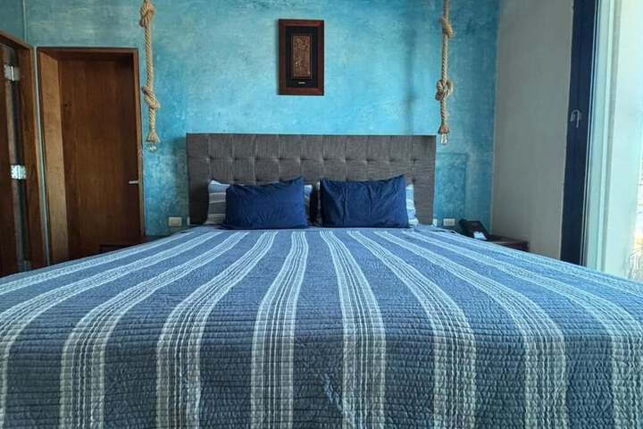 Room 33 of 74