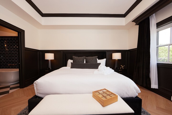 Grand Room 1 King Bed Balcony City View (26 of 48)