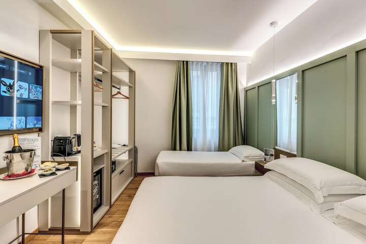 Room 32 of 94