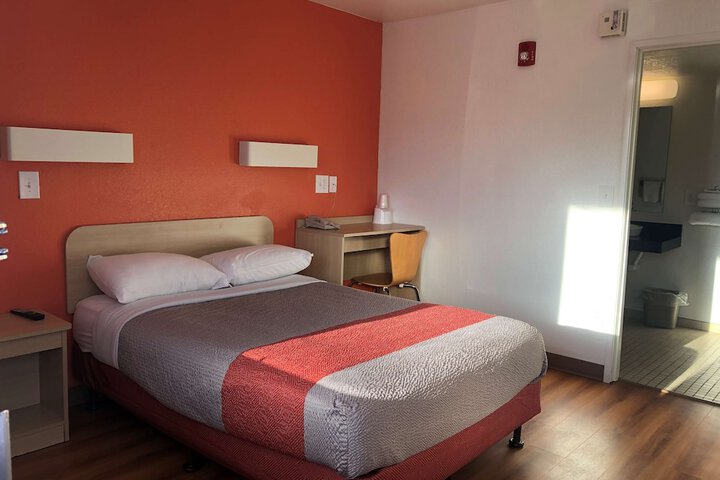 Room 9 of 33