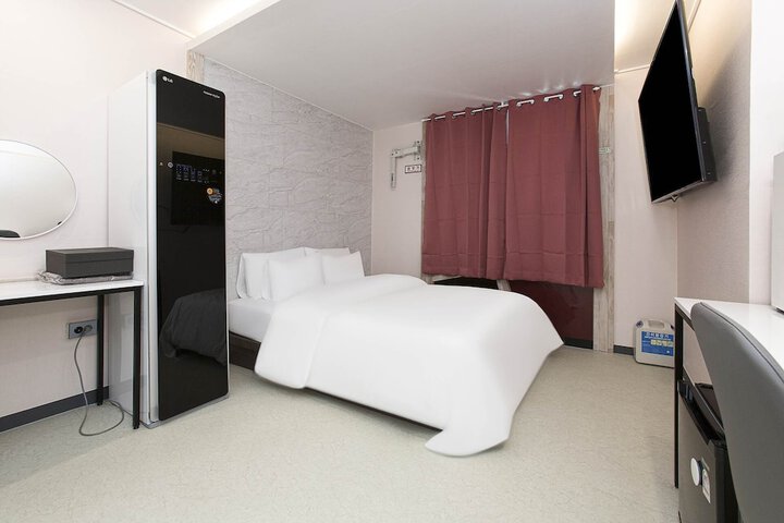 Room 15 of 28