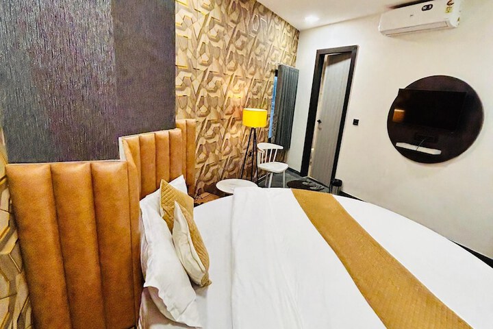 Room 10 of 19