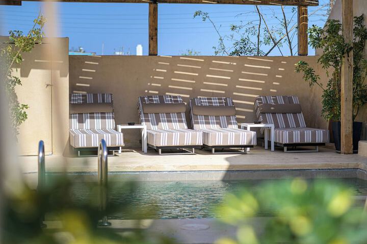 Pool 33 of 102