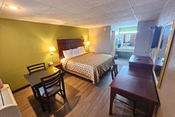 Room 4 of 9