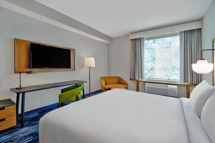 1 King Bed Accessible (2 of 7)
