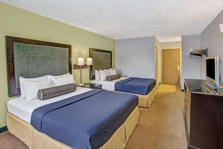 1 Queen Bed (8 of 11)