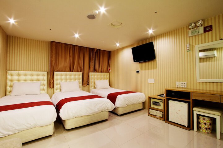 Room 9 of 50