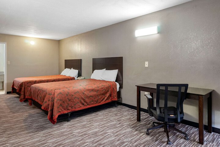 2 Double Beds (3 of 8)