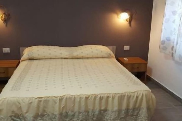 Room 2 of 25
