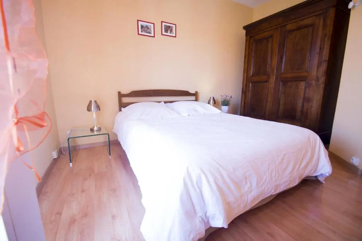 Room 5 of 16