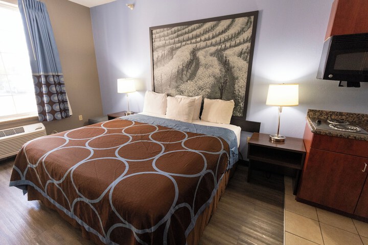 1 King Bed (21 of 33)