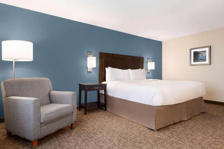 City View 1 King Bed (16 of 23)