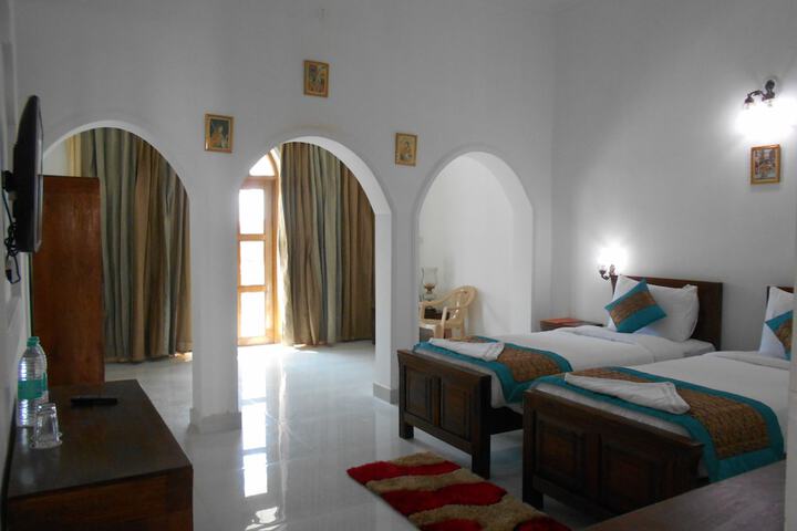 Room 14 of 33