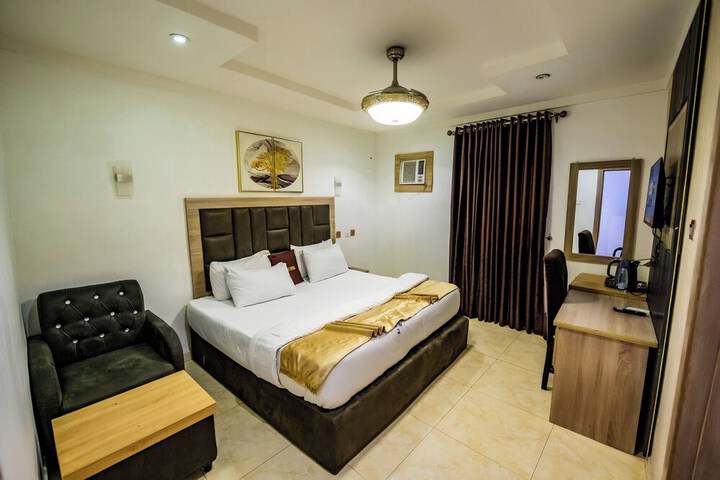 Room 2 of 32