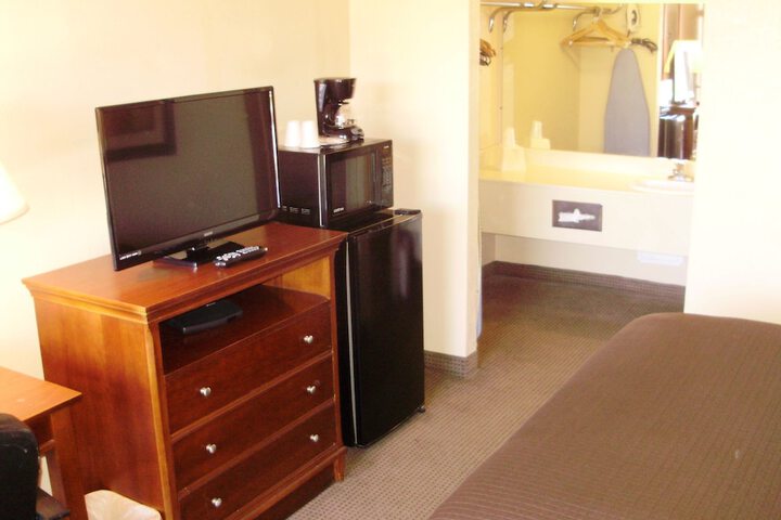 Deluxe King Bed (3 of 6)