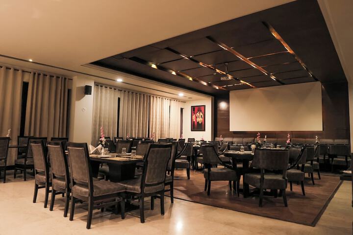 Dining 33 of 57