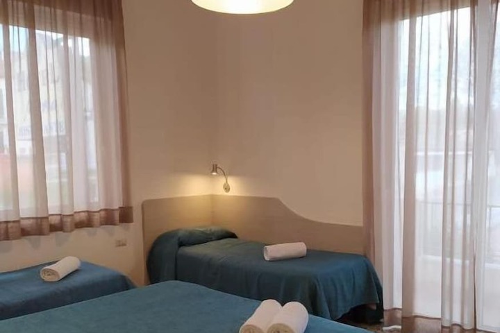Room 6 of 25