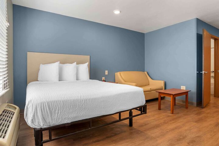 Standard Studio 1 Queen Bed (5 of 11)
