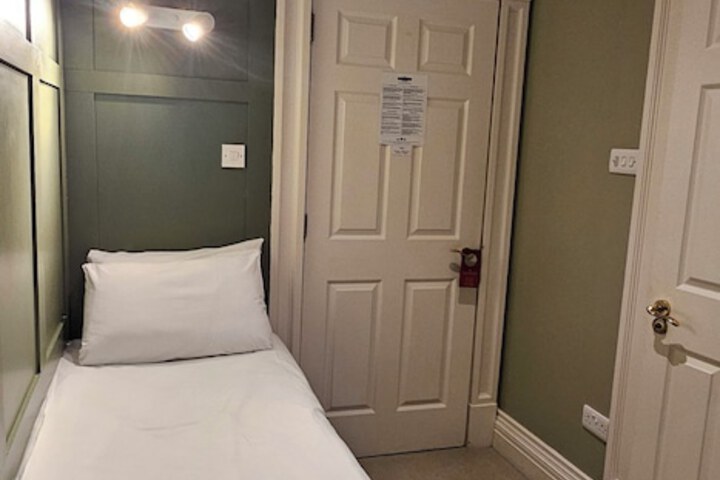 Room 42 of 60