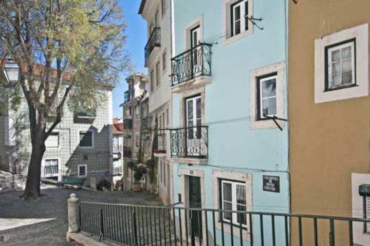 Exterior of Localtraveling Santo Estevao