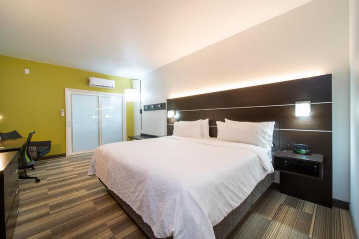 Standard | King Bed (5 of 15)