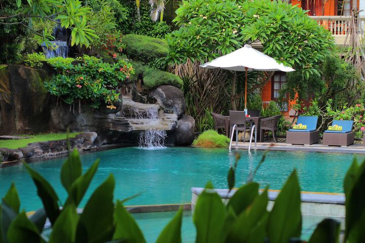 Hotel with Pool