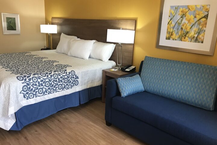 1 King Bed (2 of 15)