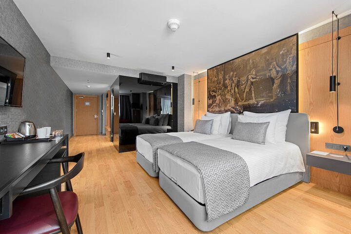 Room 48 of 143