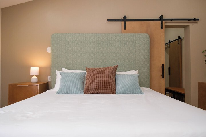 1 King Bed Suite (1 of 10)