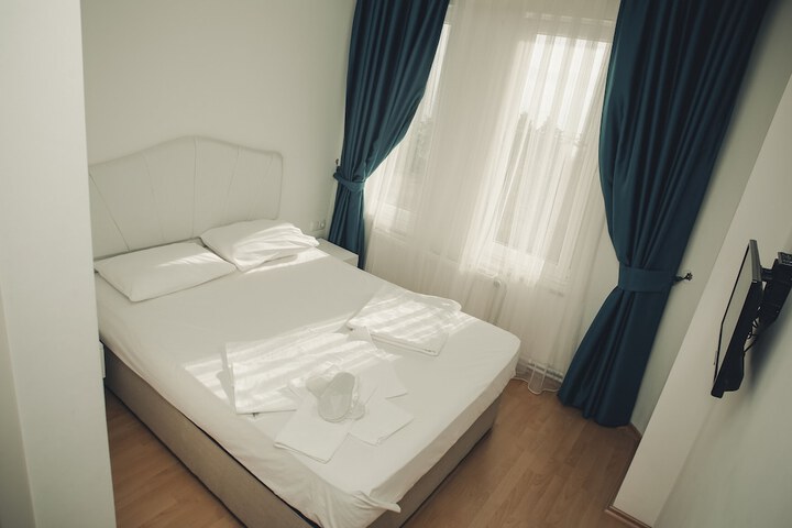 Room 5 of 10