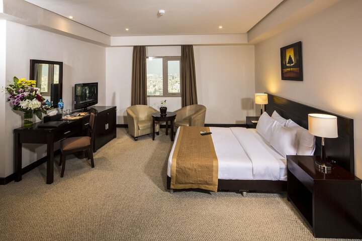 Room 33 of 65