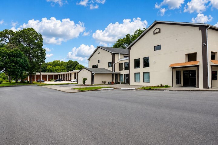 Image of COUNTRY HOST INN