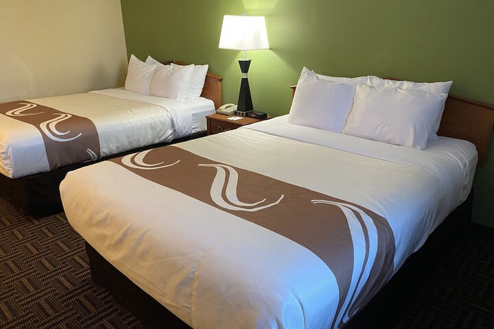 2 Queen Beds (3 of 8)