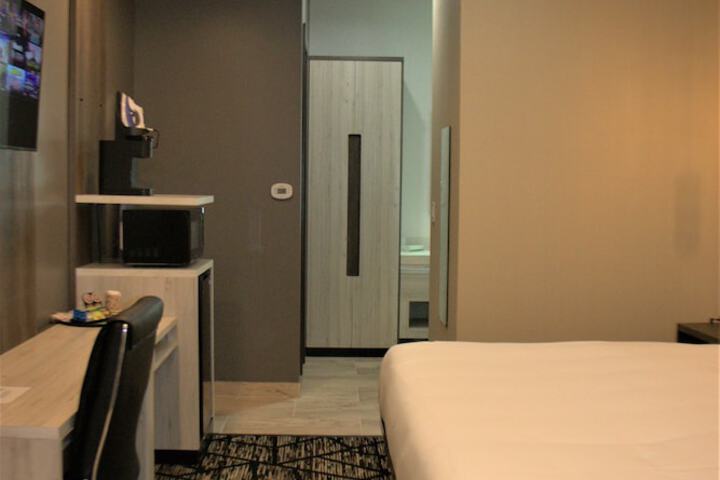 Room 6 of 33
