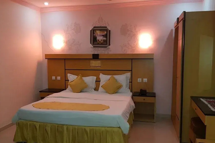 Room 5 of 17