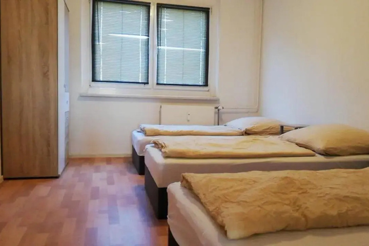 Room 2 of 8