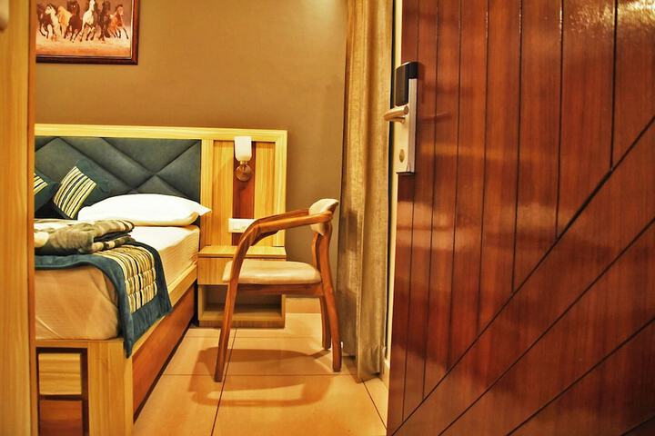 Room 3 of 9