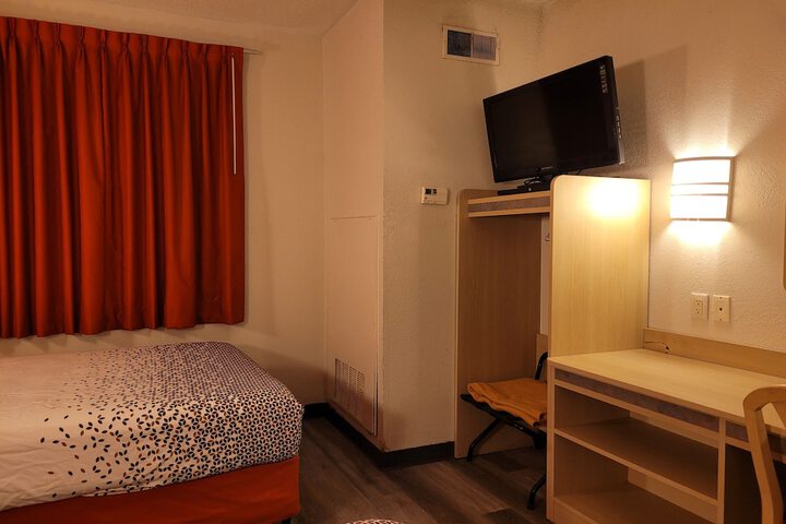 1 Double Bed Accessible (11 of 40)