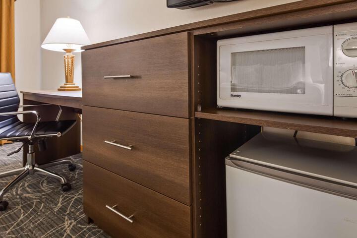 1 King Bed High Speed Internet Accessible Microwave and Refrigerator, Coffee Maker, Hairdryer Iron and Ironing Board Full Breakfast (8 of 30)