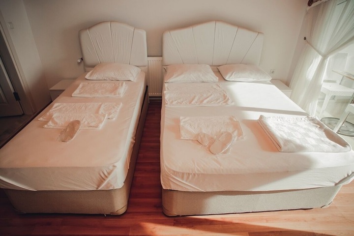 Room 6 of 10