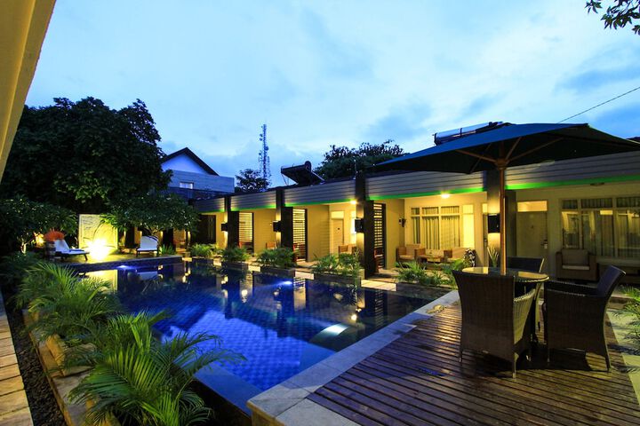 Hotel with Pool