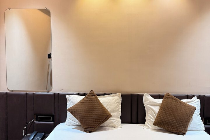 Room 12 of 25