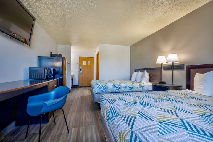 1 King Bed (4 of 9)