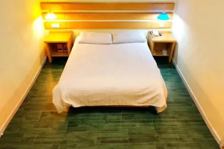 Room 6 of 11