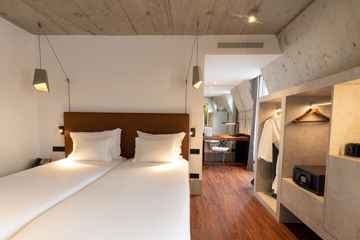 Room 15 of 40
