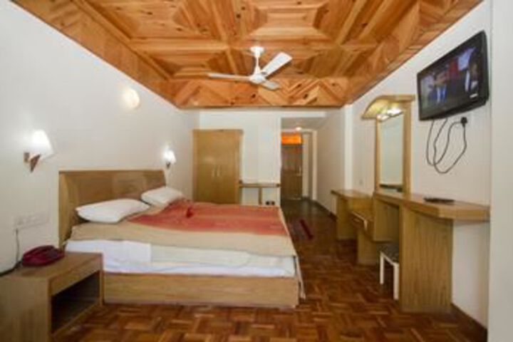 Room 10 of 28